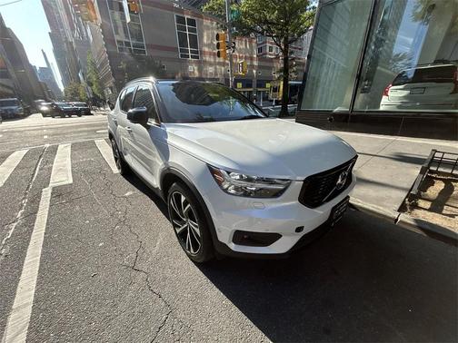 2022 Volvo XC40 T5 R-Design