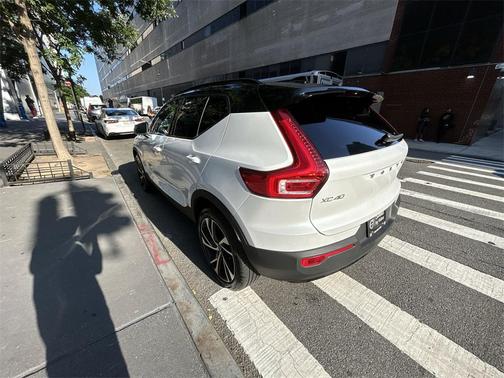 2022 Volvo XC40 T5 R-Design
