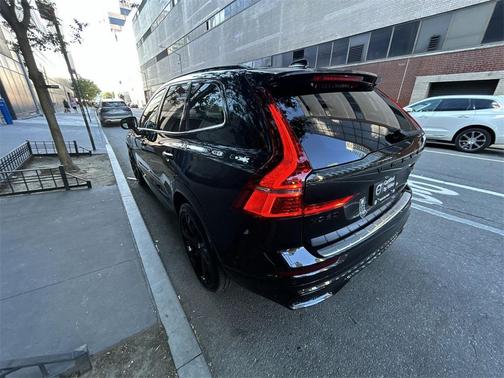 2024 Volvo XC60 Recharge Plug-In Hybrid T8 Ultimate Black Edition