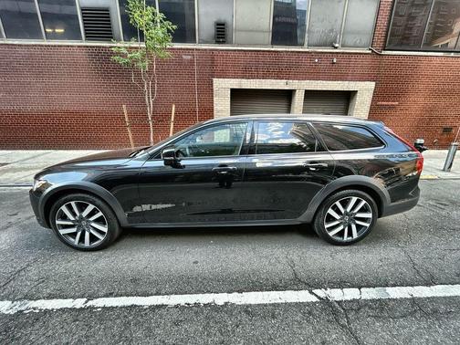 Onyx Black Metallic 2025 Volvo V90 Cross Country Ultra, B6 AWD Gas (mild hybrid)