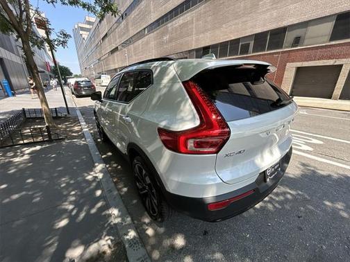 2023 Volvo XC40 B5 Plus Dark Theme