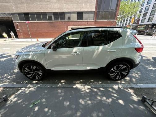 2023 Volvo XC40 B5 Plus Dark Theme
