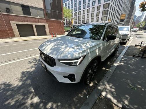 2023 Volvo XC40 B5 Plus Dark Theme
