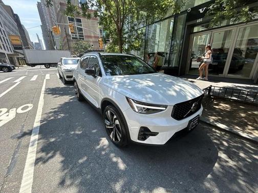2023 Volvo XC40 B5 Plus Dark Theme