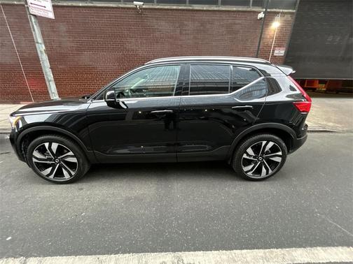 2025 Volvo XC40 B5 Ultra Bright Theme