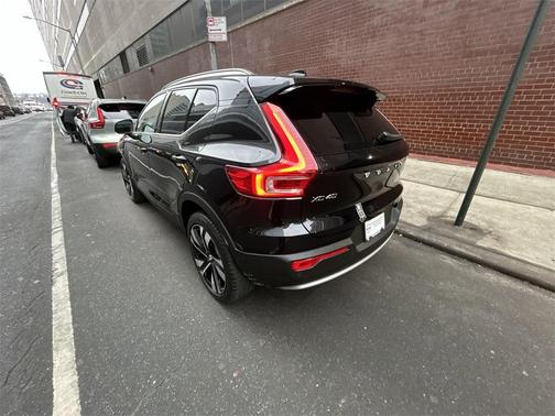 2025 Volvo XC40 B5 Ultra Bright Theme