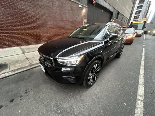 2025 Volvo XC40 B5 Ultra Bright Theme