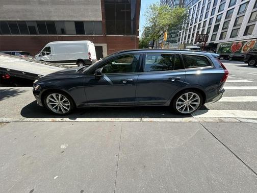 2020 Volvo V60 T6 Momentum