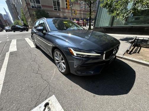 2020 Volvo V60 T6 Momentum