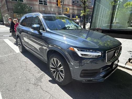 2022 Volvo XC90 T6 Momentum