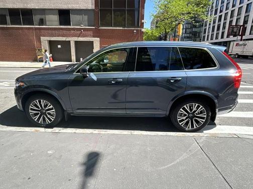 2022 Volvo XC90 T6 Momentum