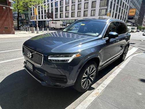 2022 Volvo XC90 T6 Momentum