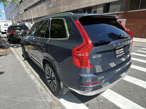 2022 Volvo XC90 T6 Momentum