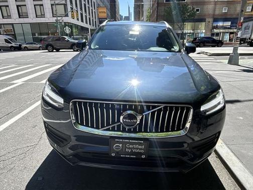 2022 Volvo XC90 T6 Momentum