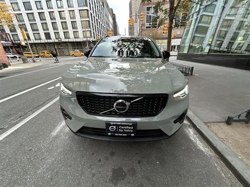 2023 Volvo XC40 B5 Plus Dark Theme