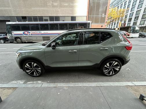 2023 Volvo XC40 B5 Plus Dark Theme