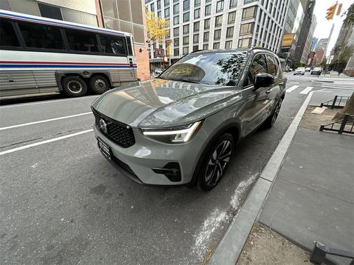 2023 Volvo XC40 B5 Plus Dark Theme
