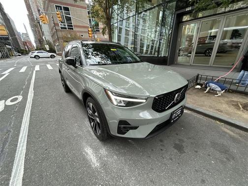 2023 Volvo XC40 B5 Plus Dark Theme