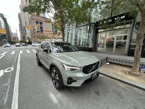 2023 Volvo XC40 B5 Plus Dark Theme