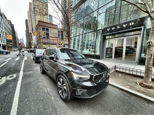 2024 Volvo XC40 B5 Ultimate Bright Theme