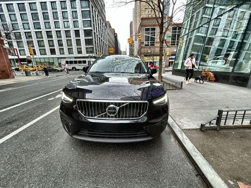 2024 Volvo XC40 B5 Ultimate Bright Theme