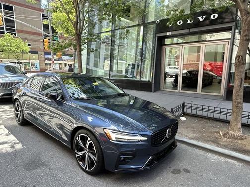 2024 Volvo S60 B5 Plus Dark Theme