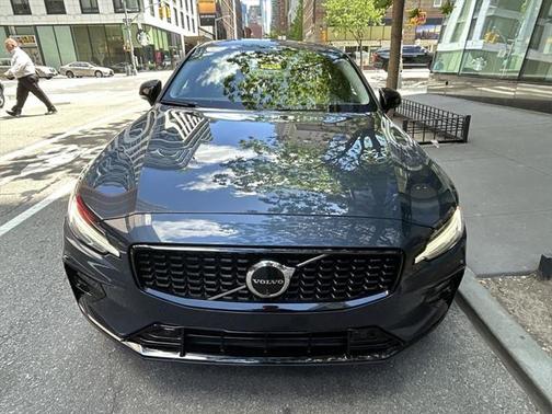 2024 Volvo S60 B5 Plus Dark Theme