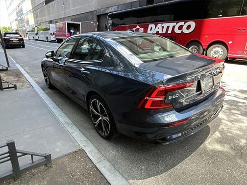 2024 Volvo S60 B5 Plus Dark Theme