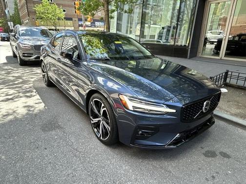 2024 Volvo S60 B5 Plus Dark Theme