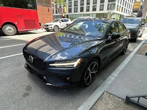 2024 Volvo S60 B5 Plus Dark Theme