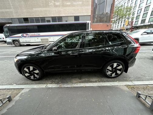 2023 Volvo XC60 Recharge Plug-In Hybrid T8 Plus Dark Theme