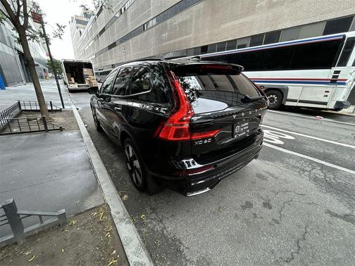 2023 Volvo XC60 Recharge Plug-In Hybrid T8 Plus Dark Theme