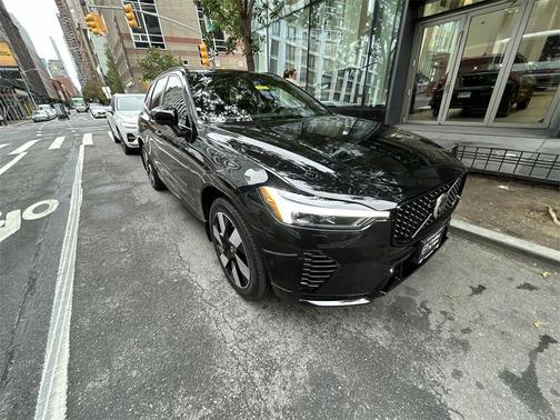 2023 Volvo XC60 Recharge Plug-In Hybrid T8 Plus Dark Theme