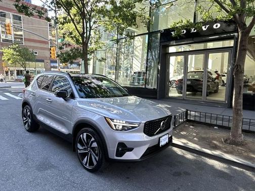 2025 Volvo XC40 B5 Ultra Dark Theme
