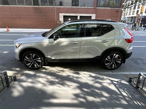 2025 Volvo XC40 B5 Ultra Dark Theme