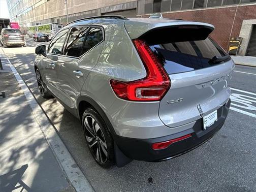 2025 Volvo XC40 B5 Ultra Dark Theme