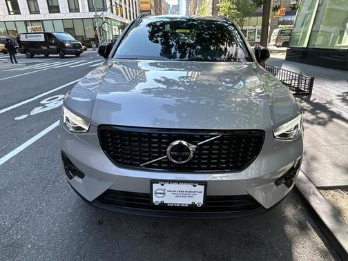 2025 Volvo XC40 B5 Ultra Dark Theme