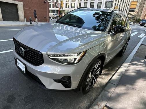 2025 Volvo XC40 B5 Ultra Dark Theme