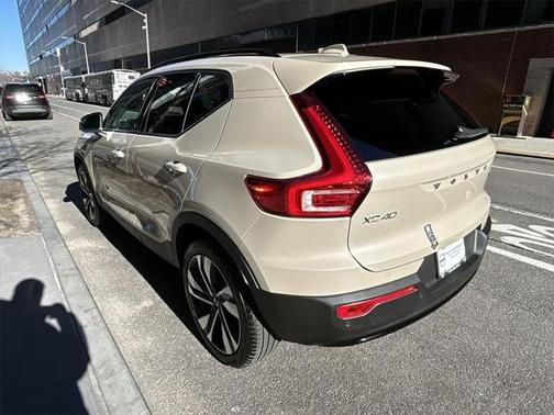 2025 Volvo XC40 B5 Plus Dark Theme