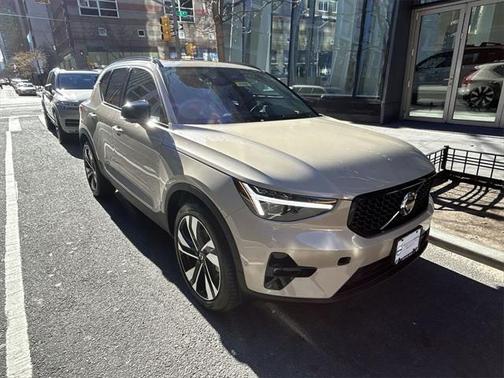 2025 Volvo XC40 B5 Plus Dark Theme
