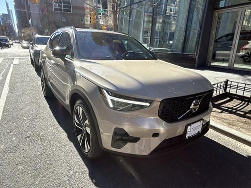 2025 Volvo XC40 B5 Plus Dark Theme