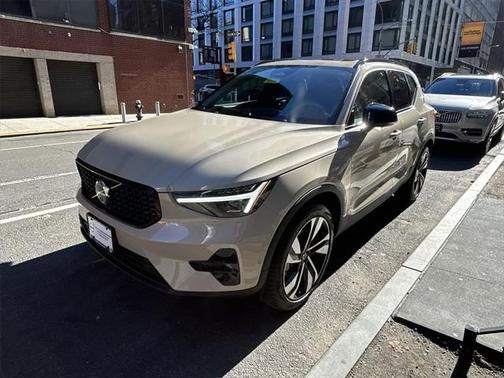 2025 Volvo XC40 B5 Plus Dark Theme