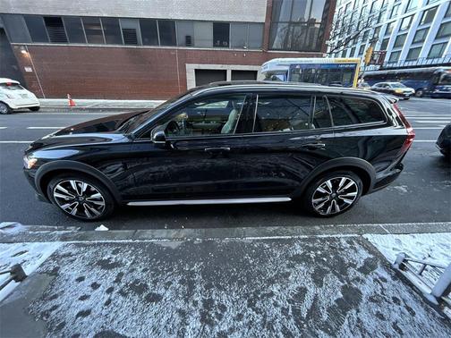 2023 Volvo V60 Cross Country B5 Ultimate