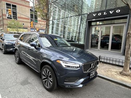 2022 Volvo XC90 T6 Momentum
