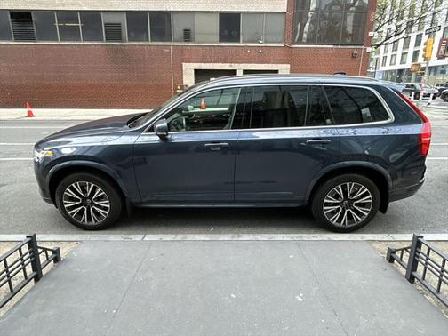 2022 Volvo XC90 T6 Momentum