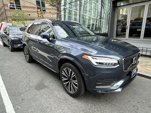 2022 Volvo XC90 T6 Momentum