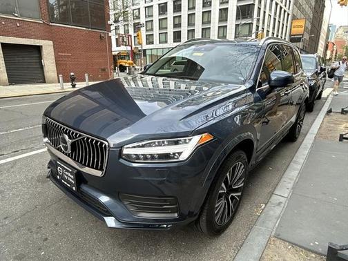 2022 Volvo XC90 T6 Momentum