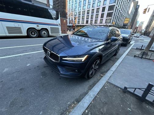 2025 Volvo V60 Cross Country Plus, B5 AWD Gas (mild hybrid)