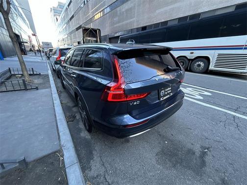 2025 Volvo V60 Cross Country Plus, B5 AWD Gas (mild hybrid)