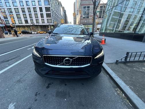2025 Volvo V60 Cross Country Plus, B5 AWD Gas (mild hybrid)